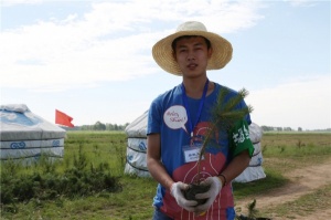 百德带领大家伙植树